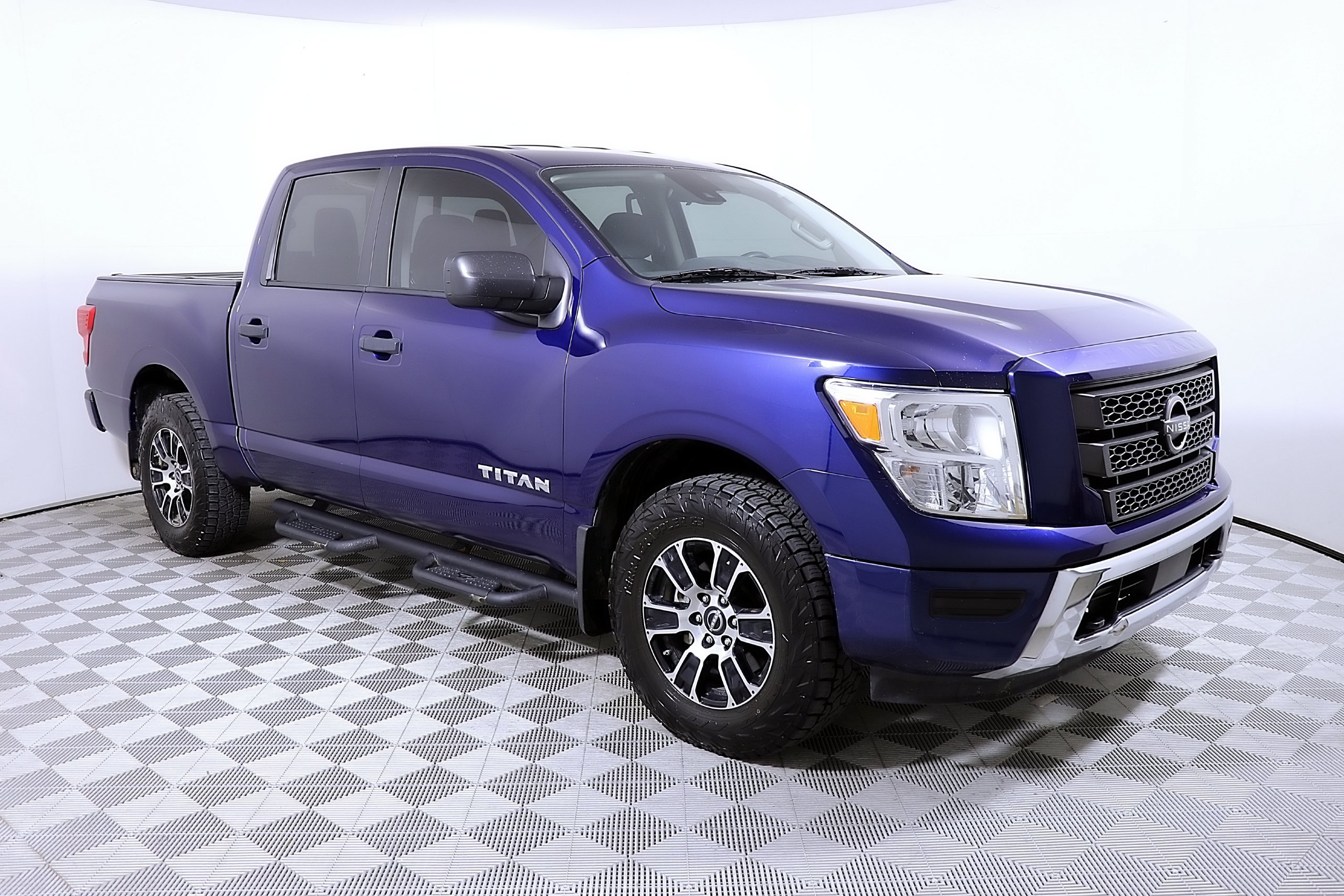 Used 2024 Nissan Titan SV w/ Accessory Utility Package AWD/4WD image 6