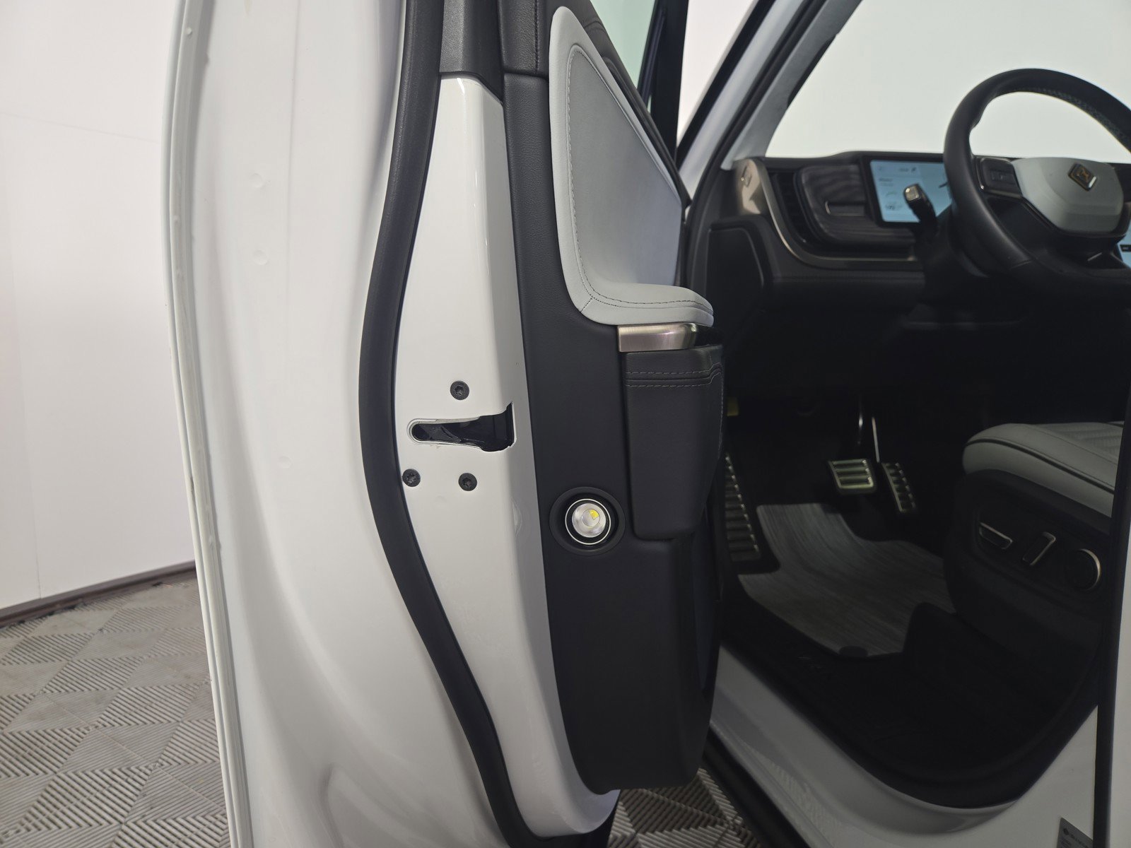 Used 2023 Rivian R1T Adventure image 30