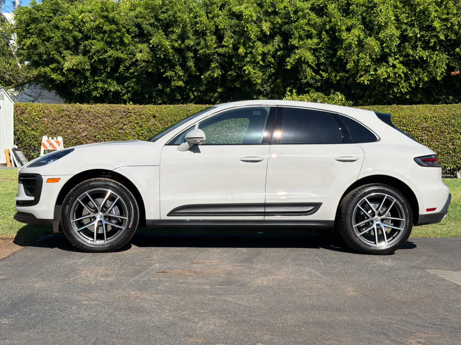 New 2026 Porsche Macan AWD/4WD image 2