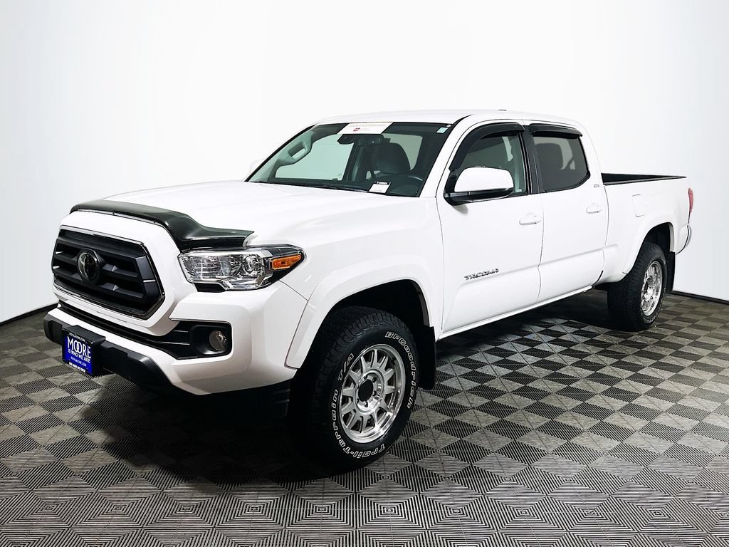 Certified 2022 Toyota Tacoma SR5 AWD/4WD image 3