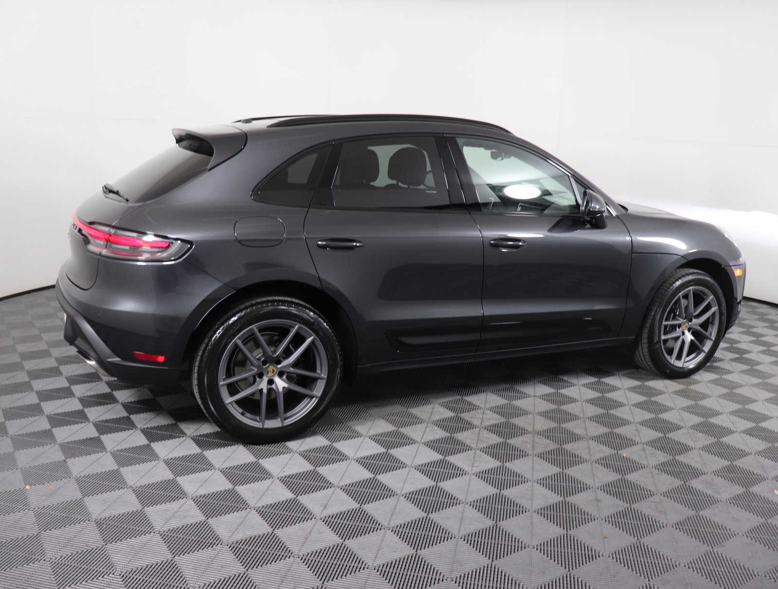 Used 2025 Porsche Macan image 8