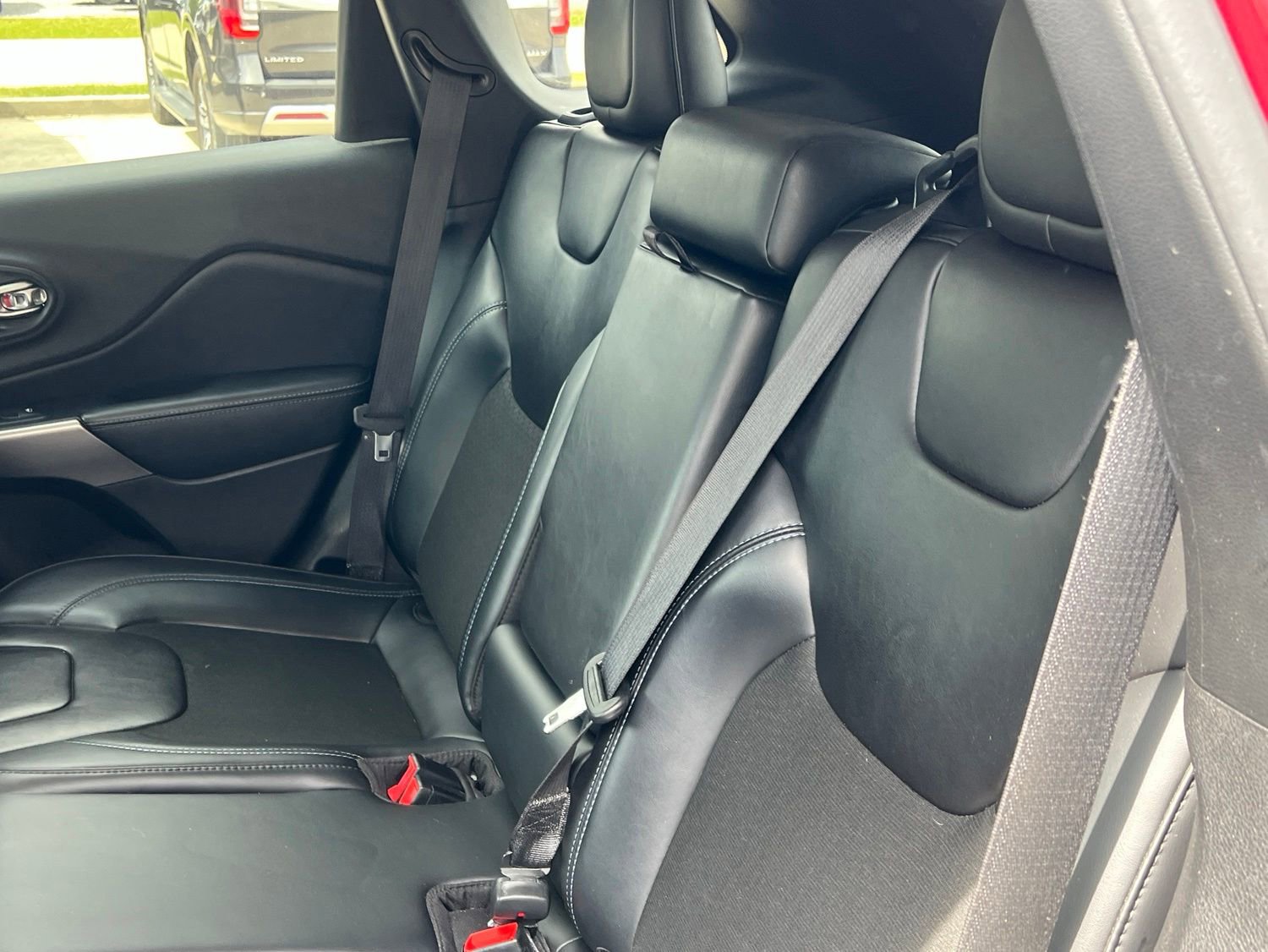Used 2019 Jeep Cherokee Latitude Plus w/ Comfort/Convenience Group FWD image 12