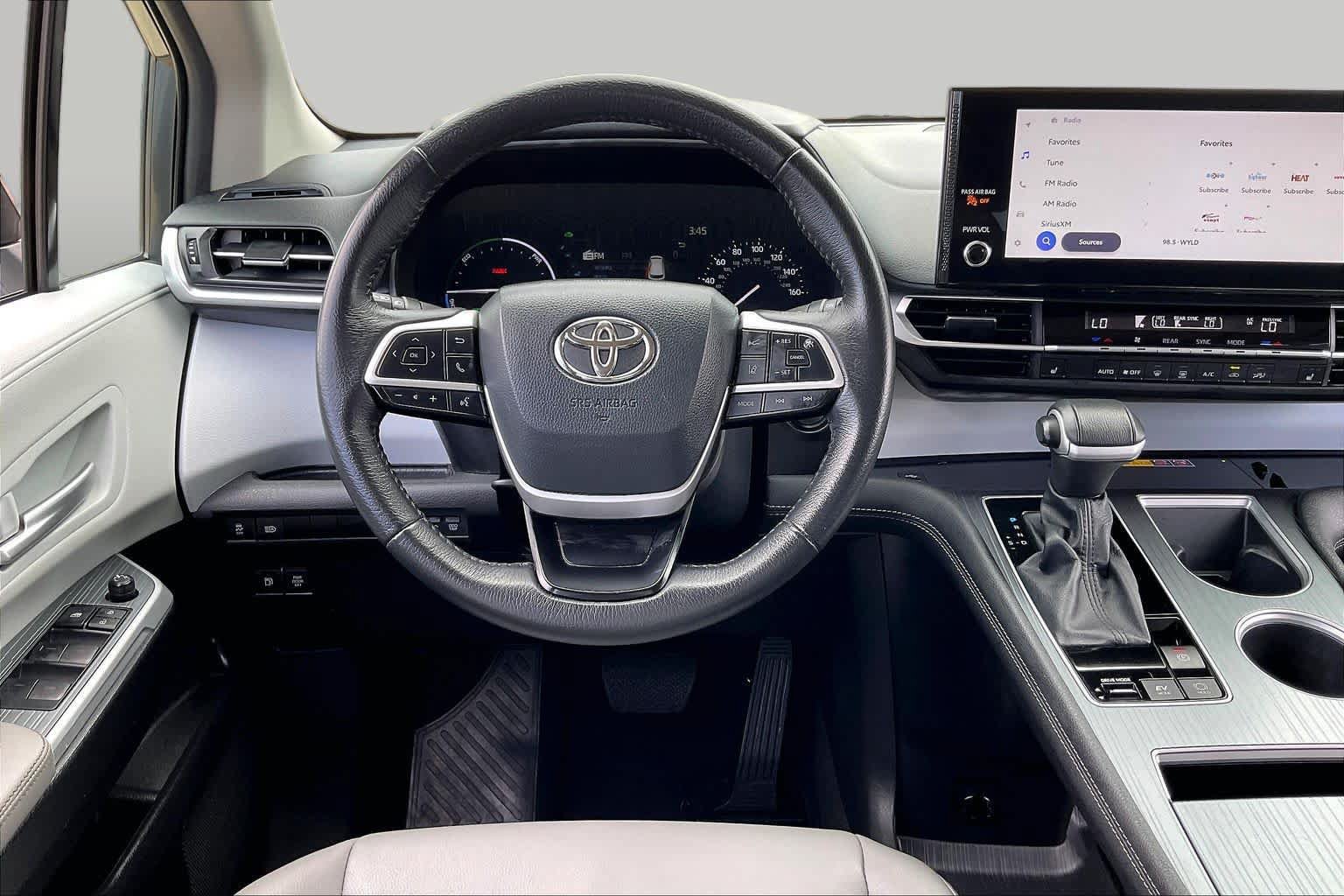 Used 2025 Toyota Sienna XLE FWD image 6