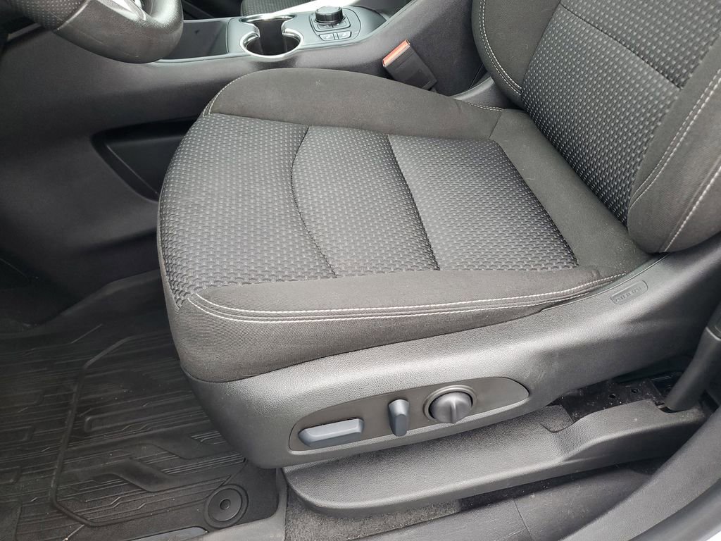 Used 2022 GMC Terrain SLE w/ Driver Convenience Package image 13