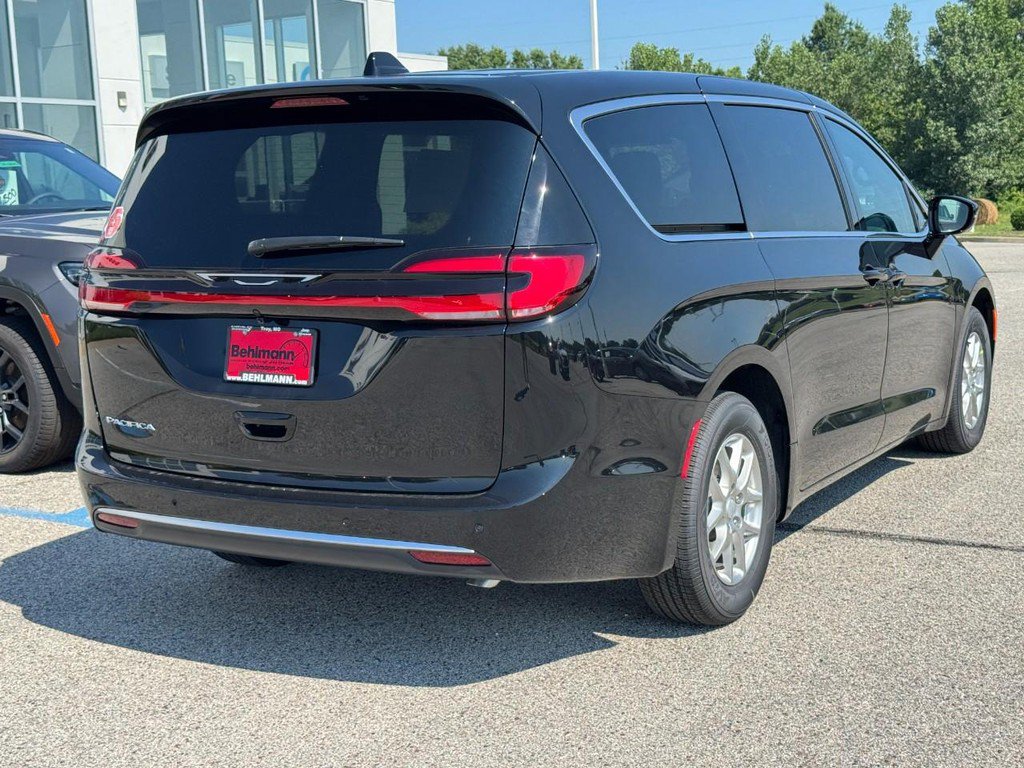 New 2027 Chrysler Pacifica Select FWD image 4