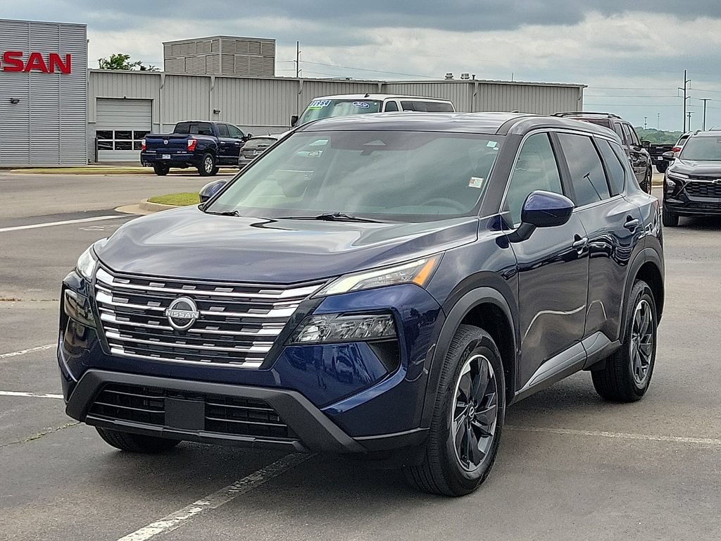 Used 2025 Nissan Rogue SV AWD/4WD image 2