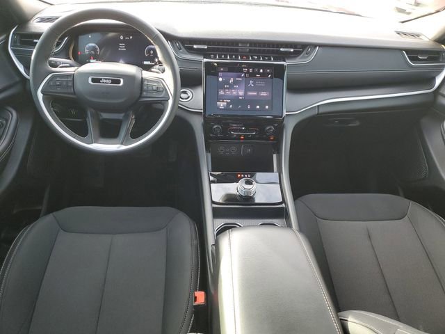 Used 2025 Jeep Grand Cherokee Laredo X image 14