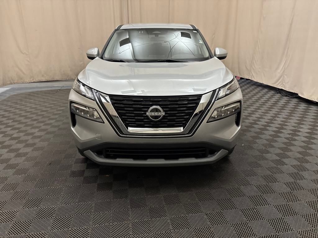 Used 2023 Nissan Rogue SV image 2