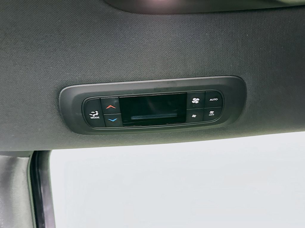Used 2025 Chrysler Pacifica Select image 32