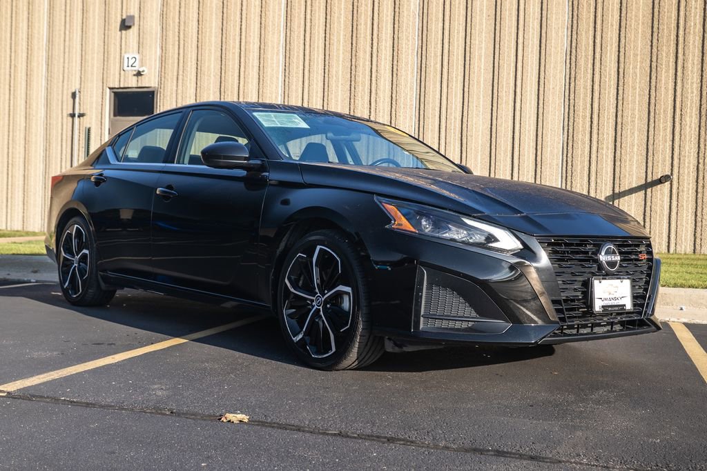 Used 2023 Nissan Altima 2.5 SR image 2