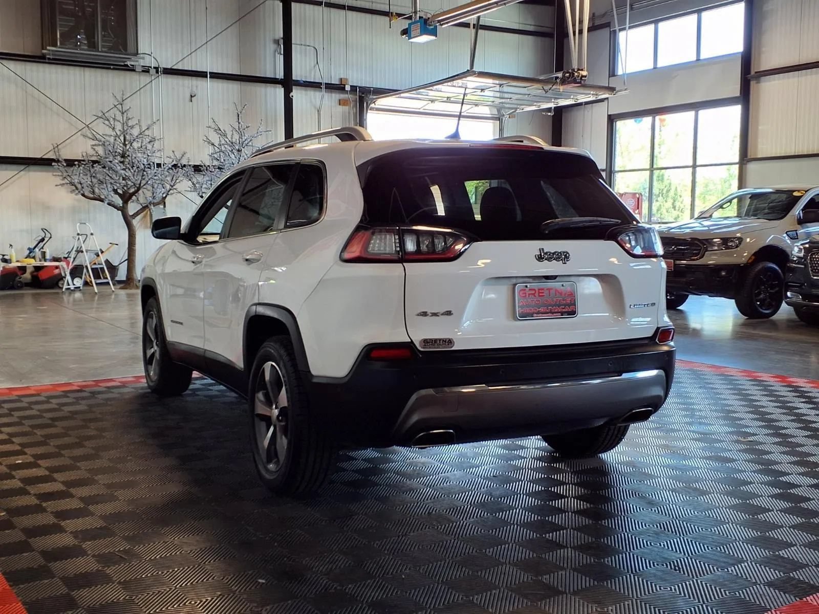 Used 2019 Jeep Cherokee Limited w/ Luxury Group AWD/4WD image 4