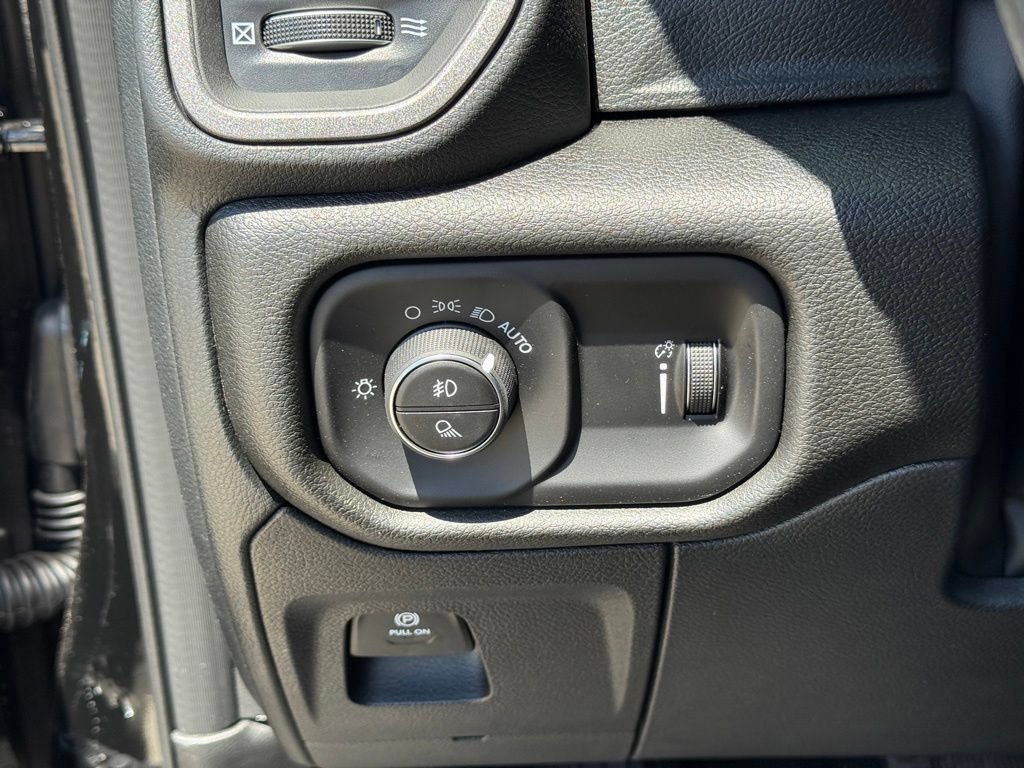 New 2026 RAM 1500 Express AWD/4WD image 18