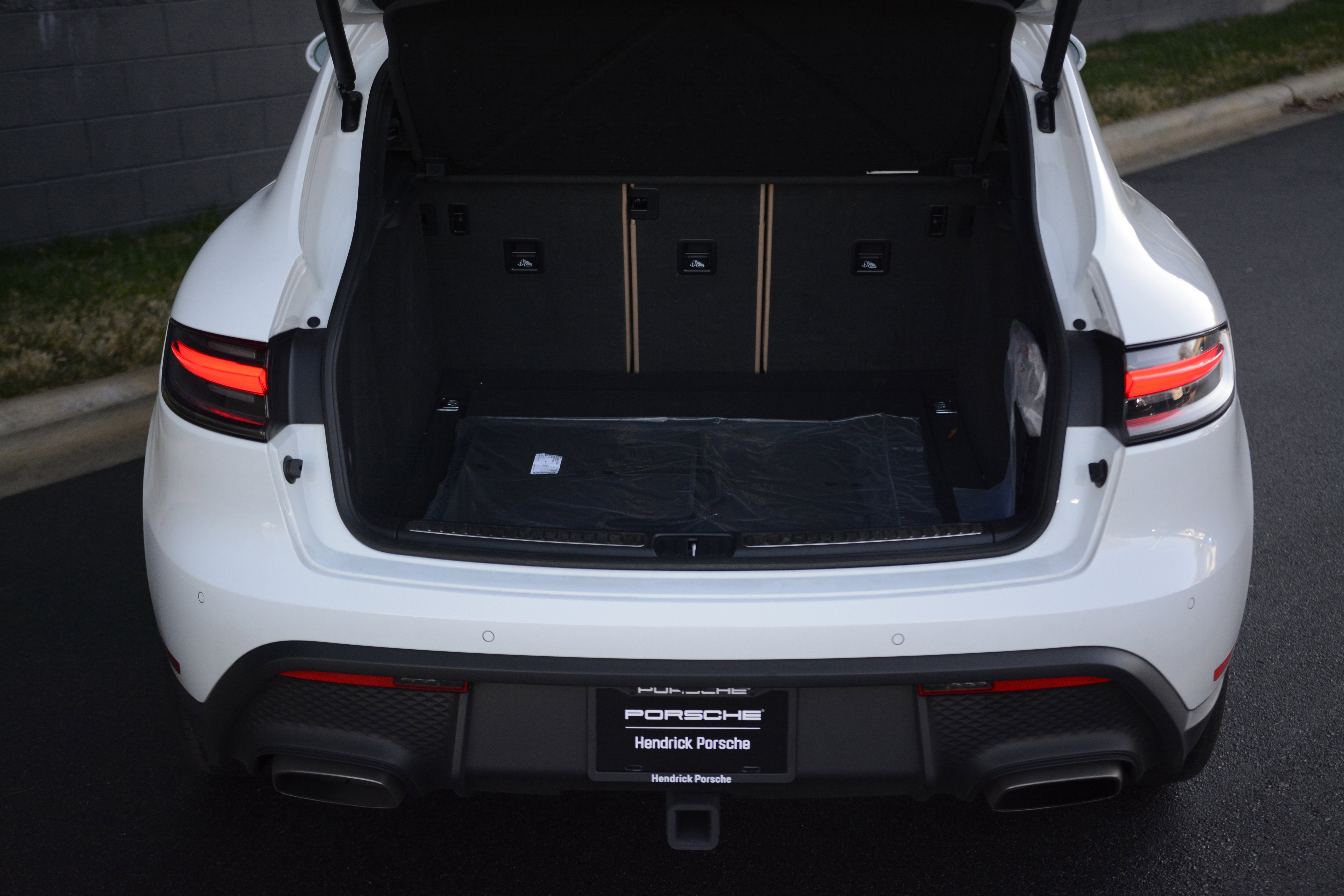 Certified 2025 Porsche Macan image 39