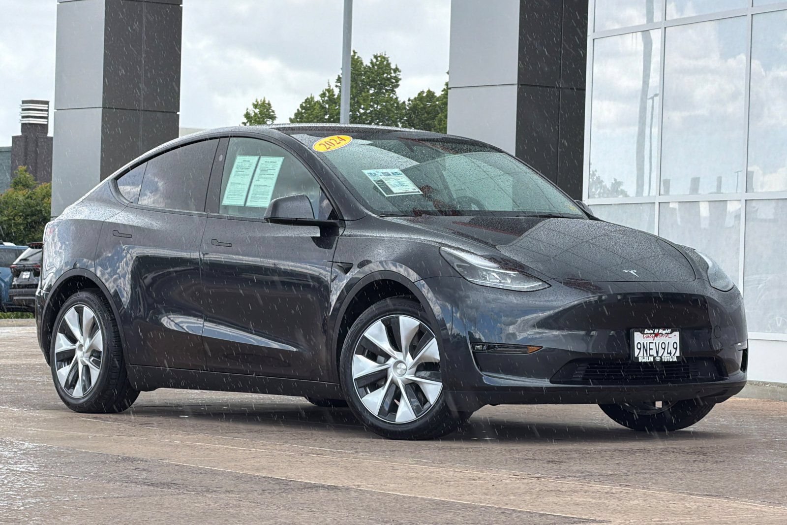 Used 2024 Tesla Model Y Long Range AWD/4WD image 2