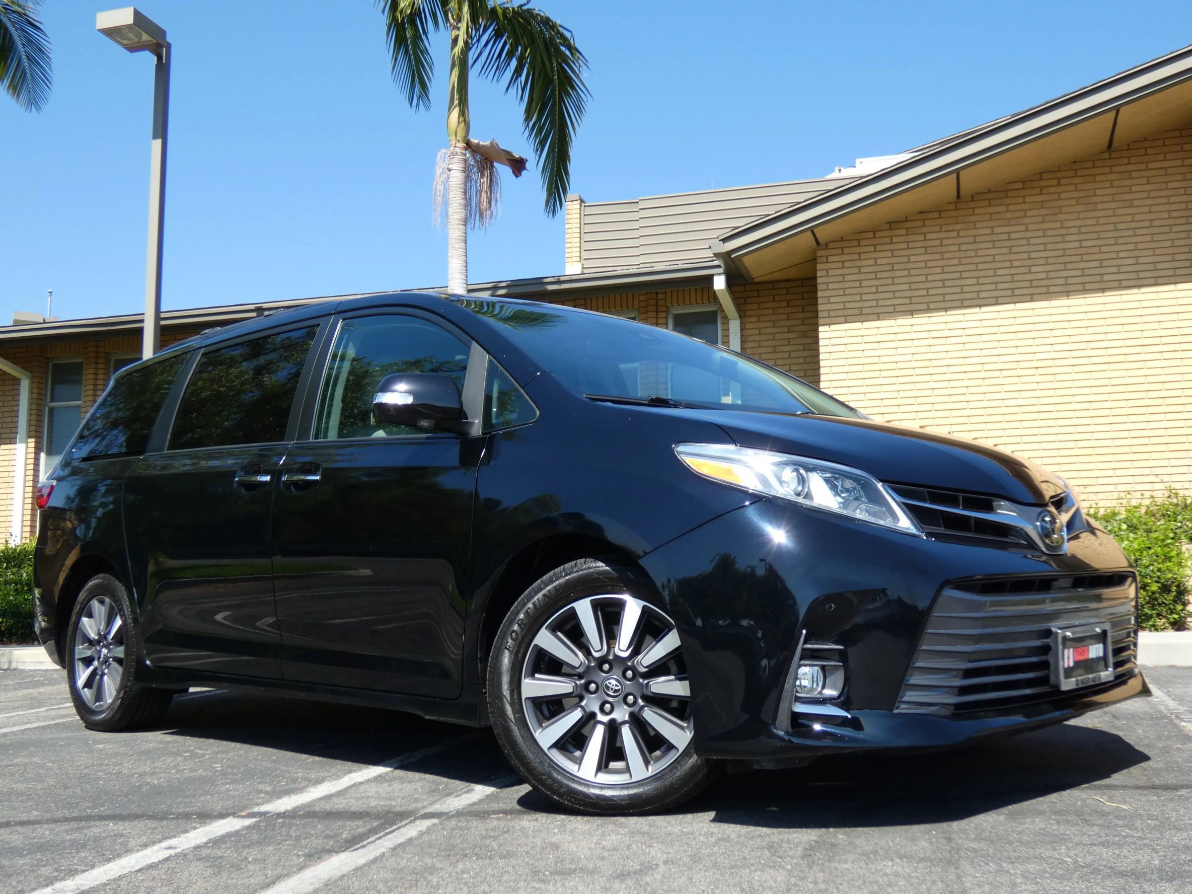 Used 2018 Toyota Sienna Limited image 5