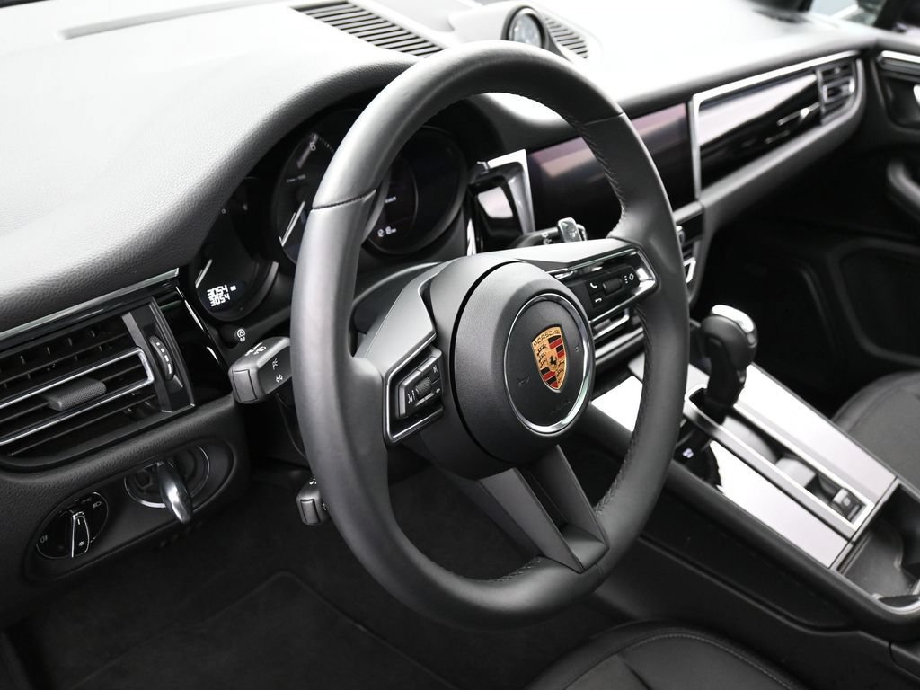 Certified 2025 Porsche Macan AWD/4WD image 16