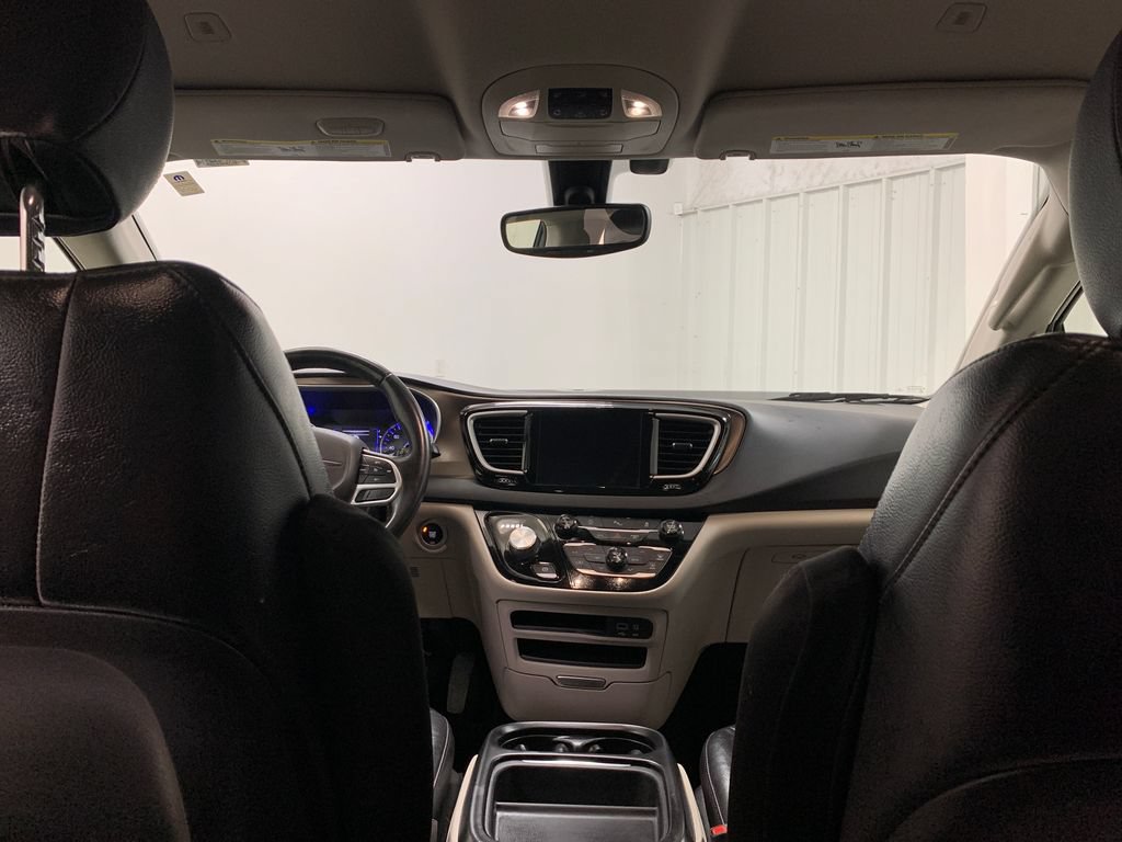 Used 2018 Chrysler Pacifica Touring-L FWD image 23