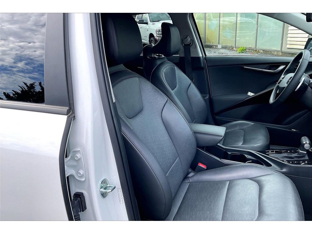 Used 2023 Kia Niro SX image 7