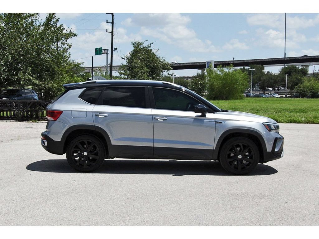 Used 2023 Volkswagen Taos SE w/ Panoramic Sunroof Package FWD image 2