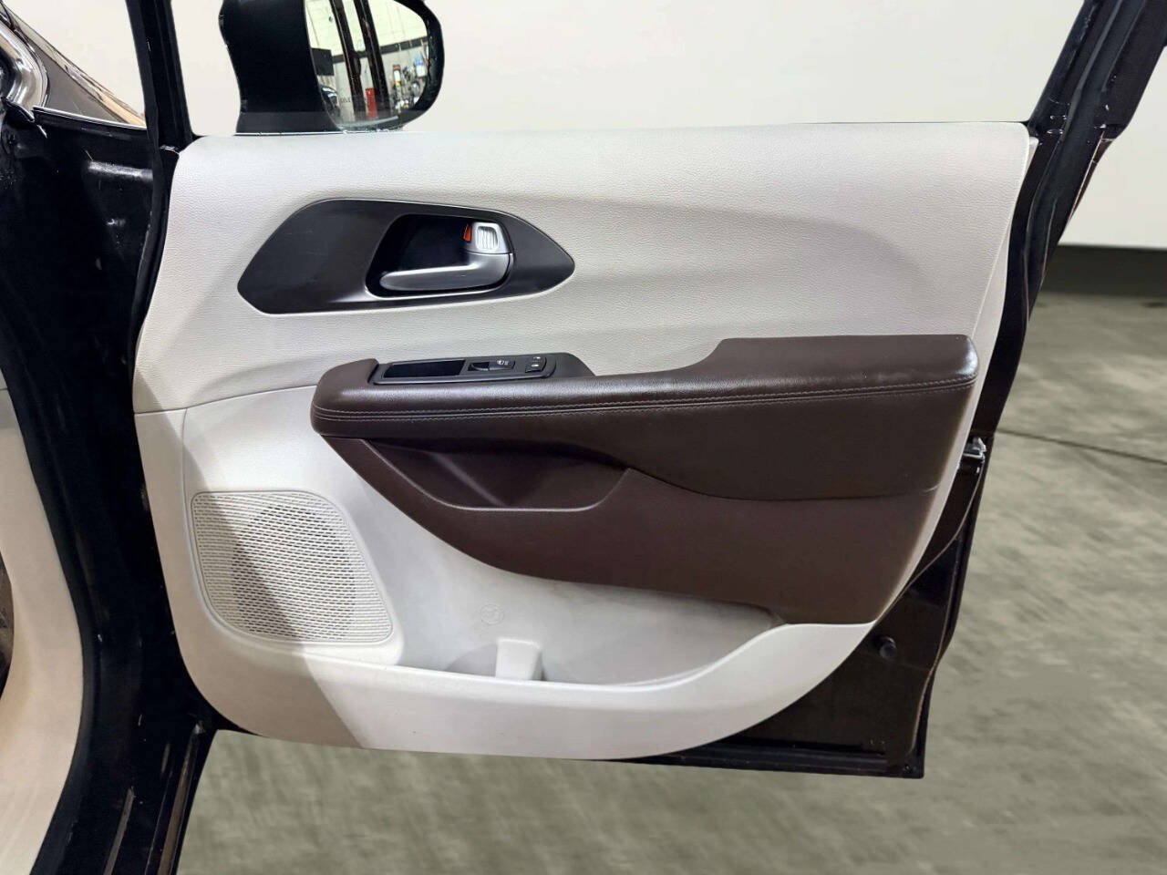 Used 2017 Chrysler Pacifica Touring FWD image 27