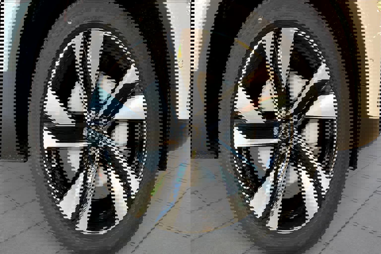 New 2025 Volvo XC40 B5 Ultra w/ Protection Package Premier image 17