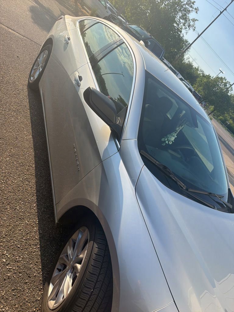 Used 2019 Chevrolet Malibu LT FWD image 2