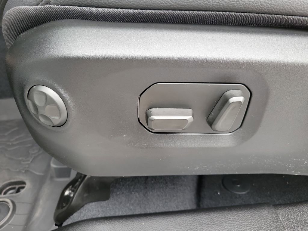 Used 2025 Jeep Wrangler Unlimited Sahara AWD/4WD image 25