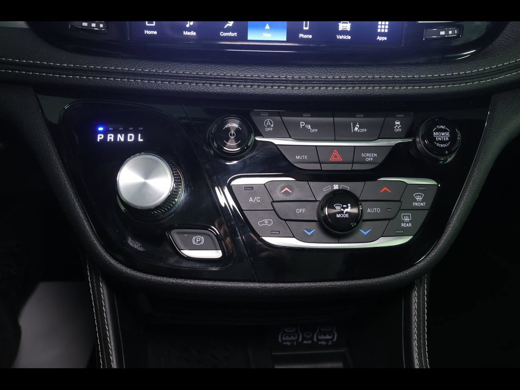 Used 2025 Chrysler Pacifica Limited FWD image 17
