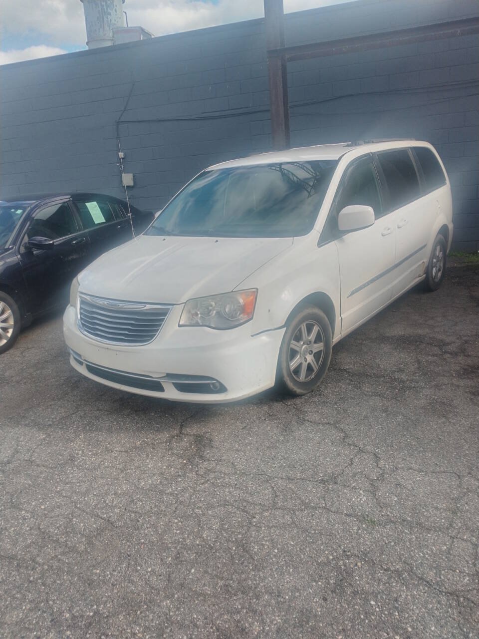 Used 2011 Chrysler Town & Country Touring FWD image 1