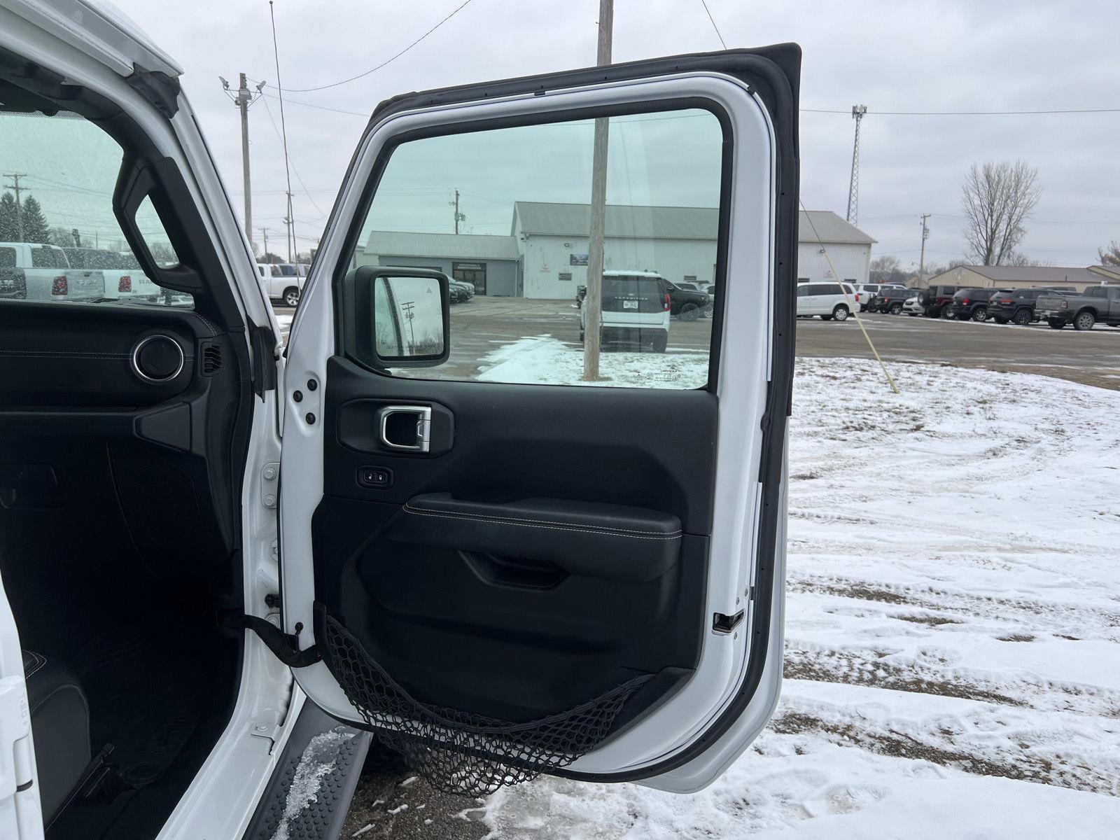 Used 2019 Jeep Wrangler Unlimited Sahara image 33