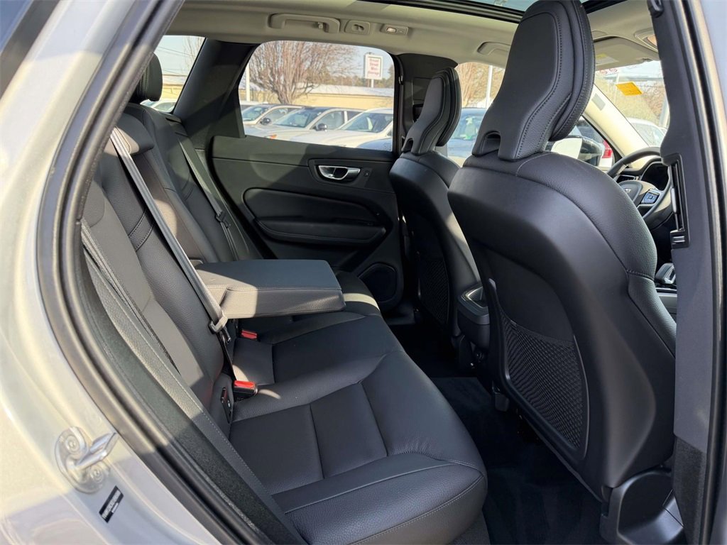 Used 2025 Volvo XC60 B5 Plus image 13