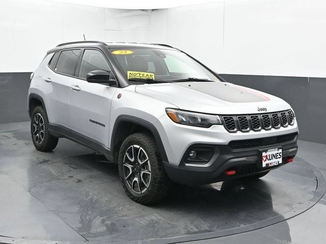 Used 2025 Jeep Compass Trailhawk AWD/4WD image 6