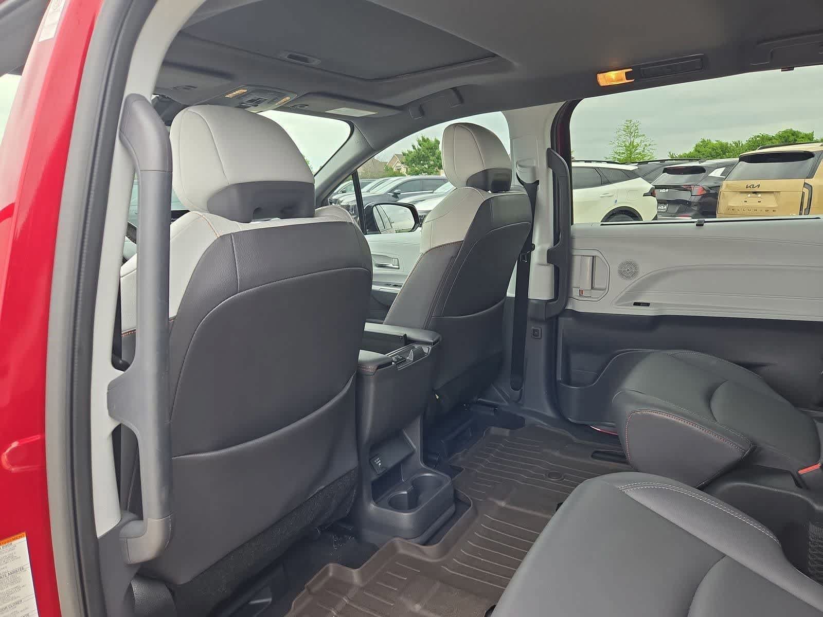 Used 2022 Toyota Sienna XSE w/ XSE Plus Package FWD image 17