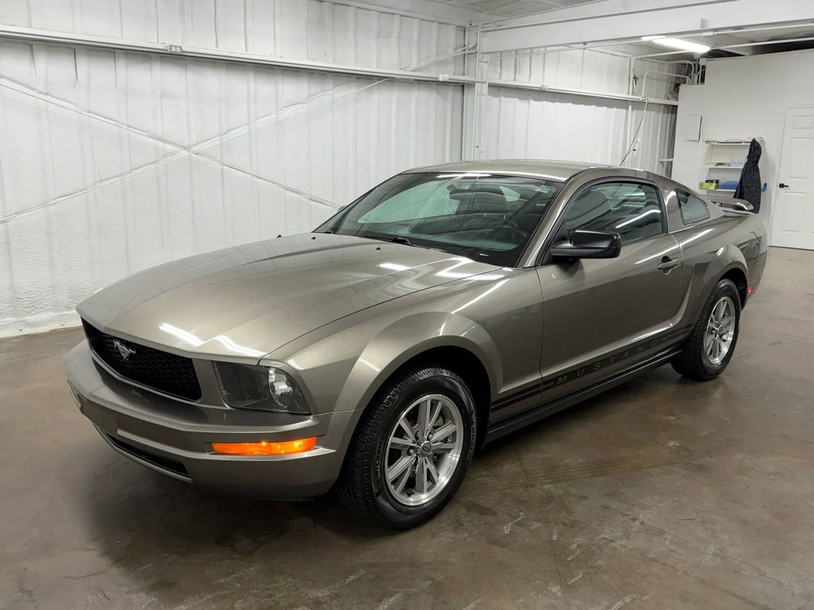 Used 2005 Ford Mustang Premium RWD image 9