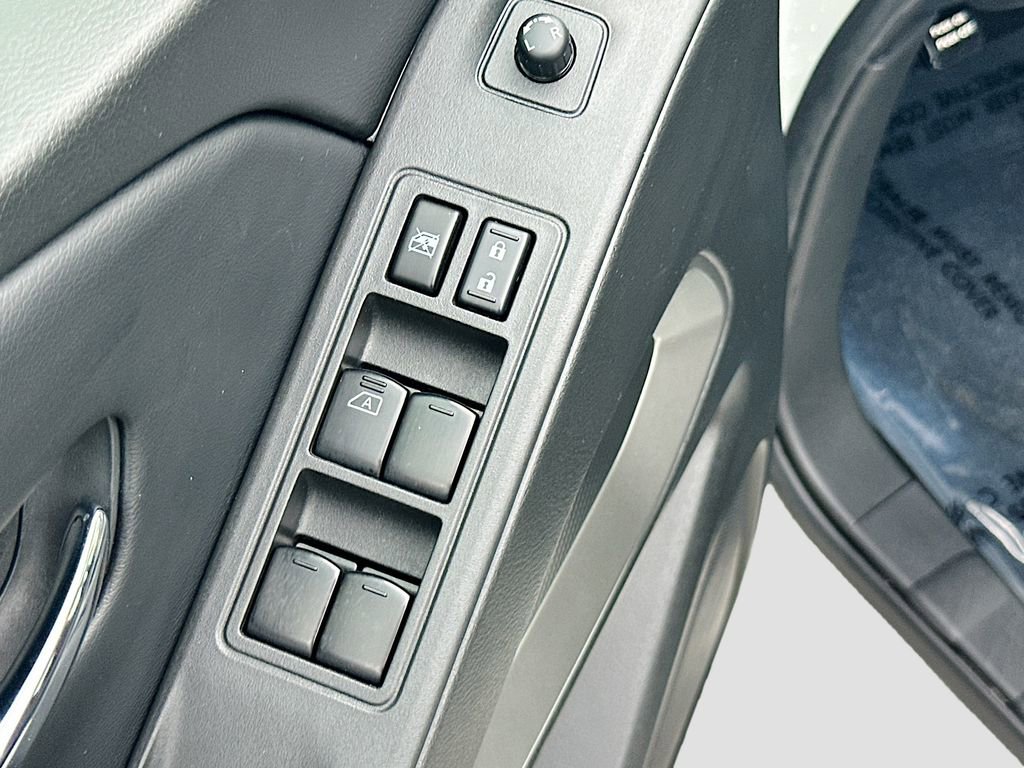 Used 2025 Nissan Frontier SV w/ SV Convenience Package RWD image 17