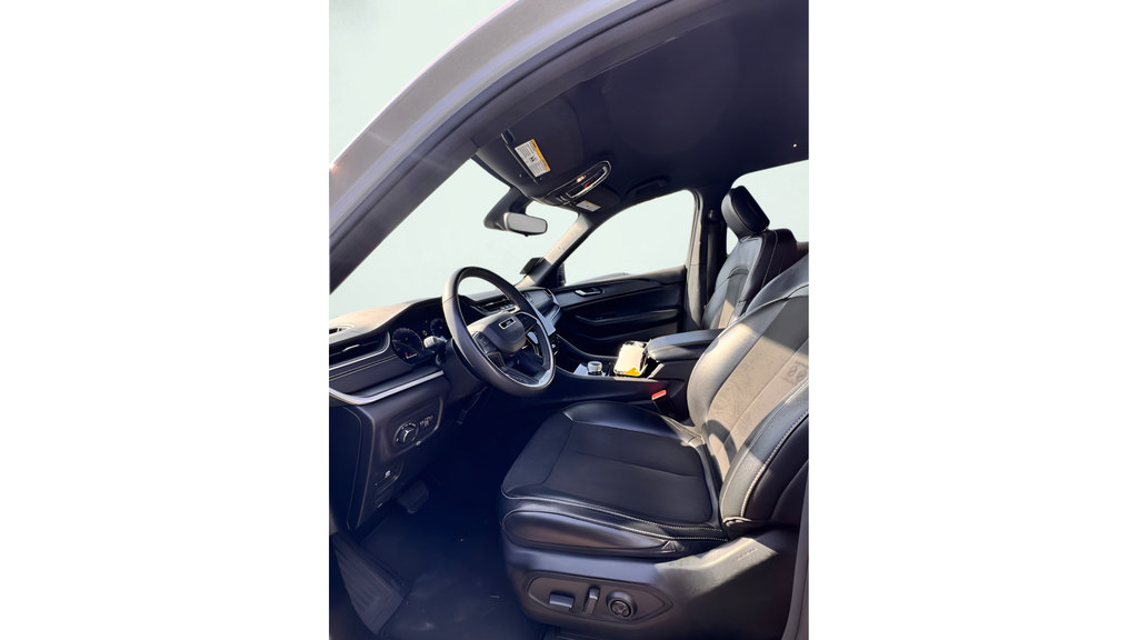 Used 2023 Jeep Grand Cherokee Altitude AWD/4WD image 10