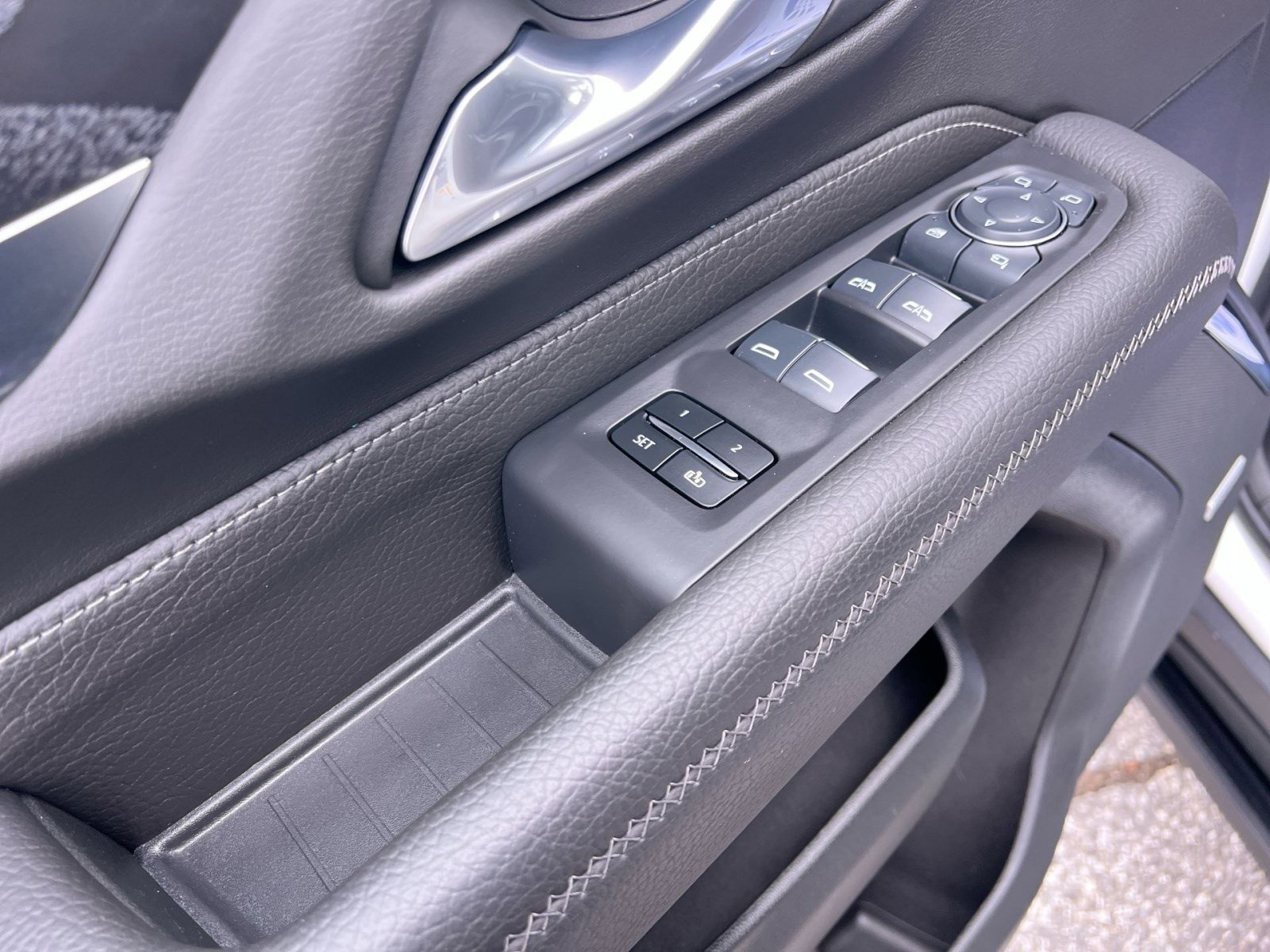 Used 2024 GMC Yukon Denali w/ Denali Reserve Package image 14