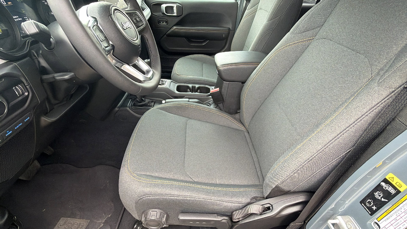 Used 2025 Jeep Wrangler Sahara image 16