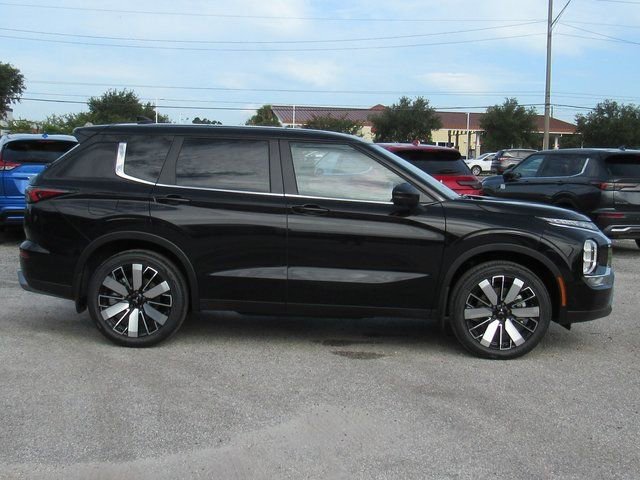 New 2025 Mitsubishi Outlander SE image 2