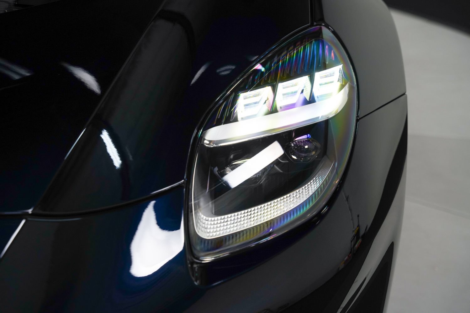 Used 2025 Aston Martin Vanquish RWD image 15