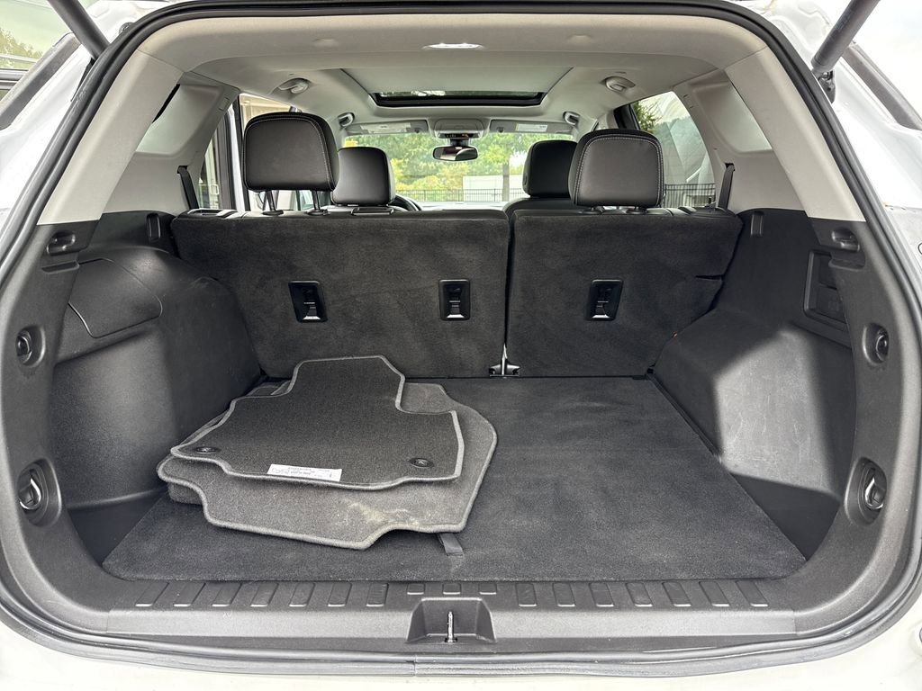 Used 2022 GMC Terrain SLT w/ Elevation Edition image 7