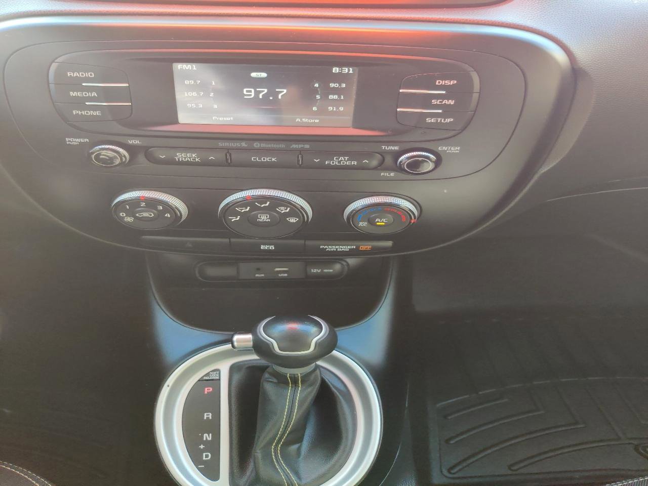 Used 2016 Kia Soul + image 10