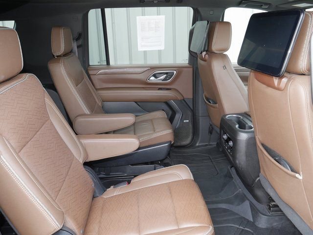 Used 2023 Chevrolet Suburban High Country image 31