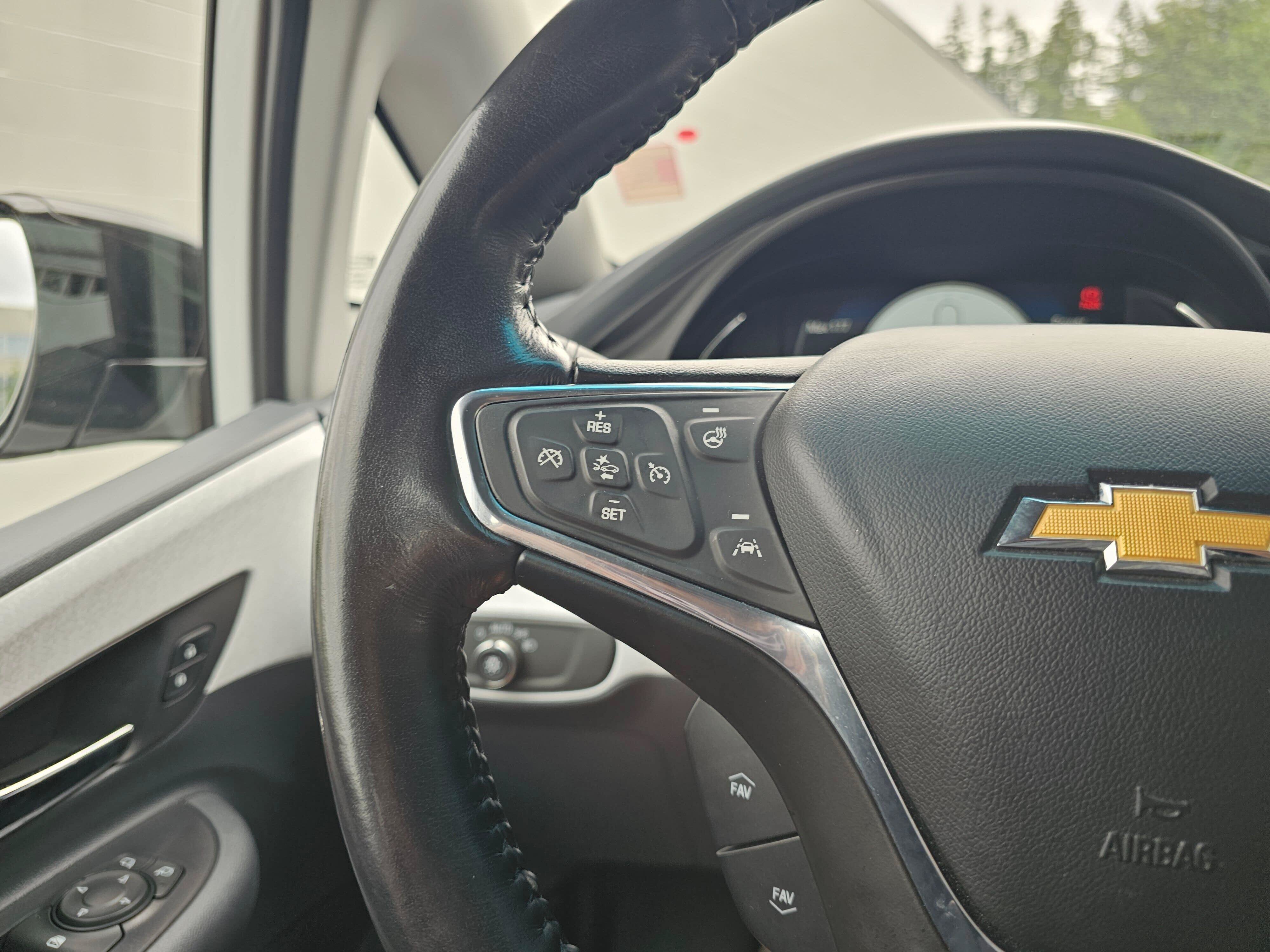Used 2019 Chevrolet Bolt Premier w/ Infotainment Package FWD image 30