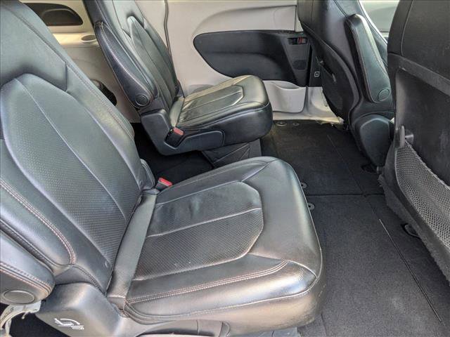 Used 2020 Chrysler Pacifica Touring-L FWD image 18