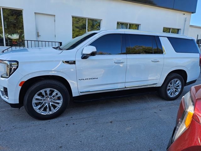 Used 2023 GMC Yukon XL SLT w/ SLT Luxury Package image 2