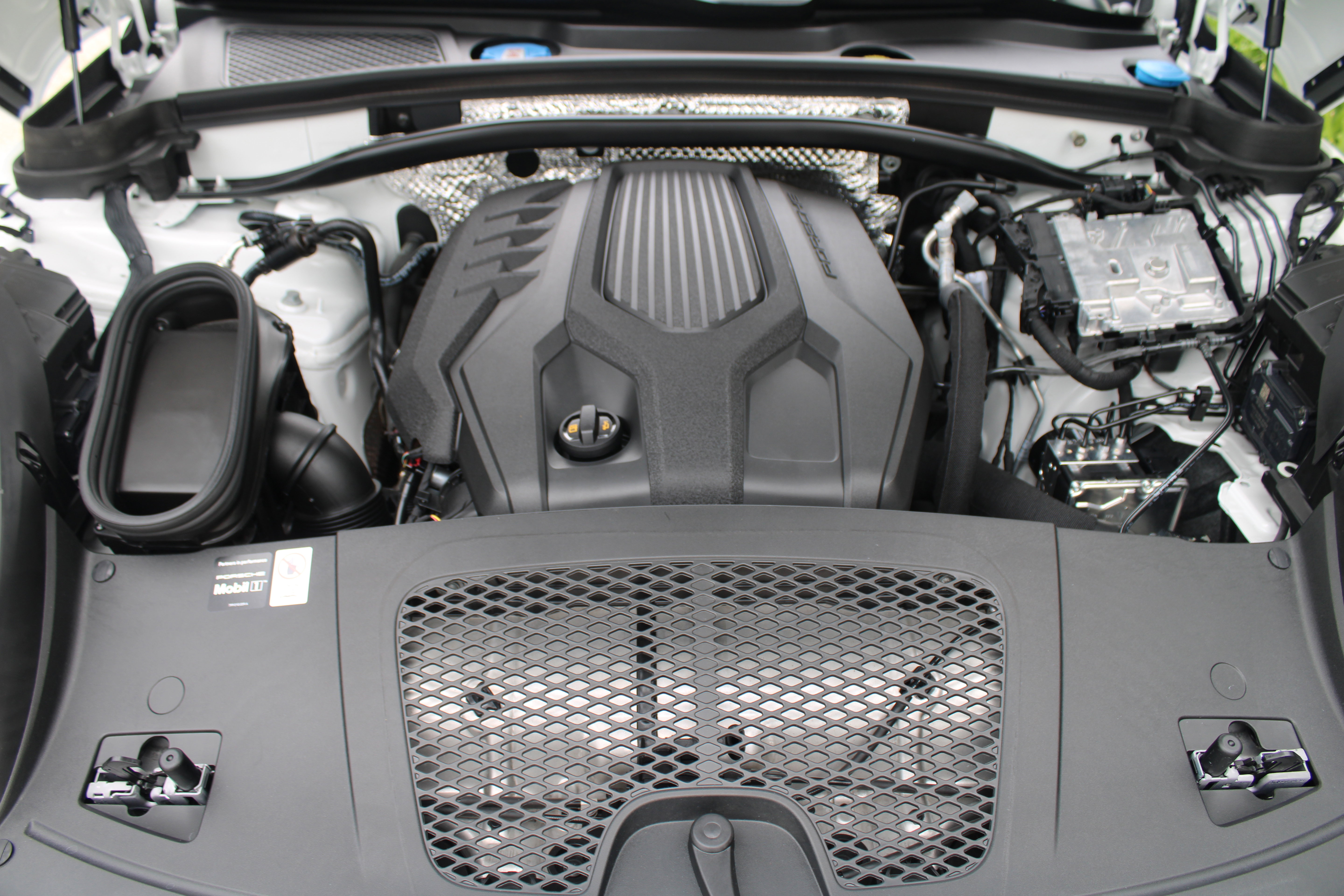 Certified 2026 Porsche Macan Turbo AWD/4WD image 36