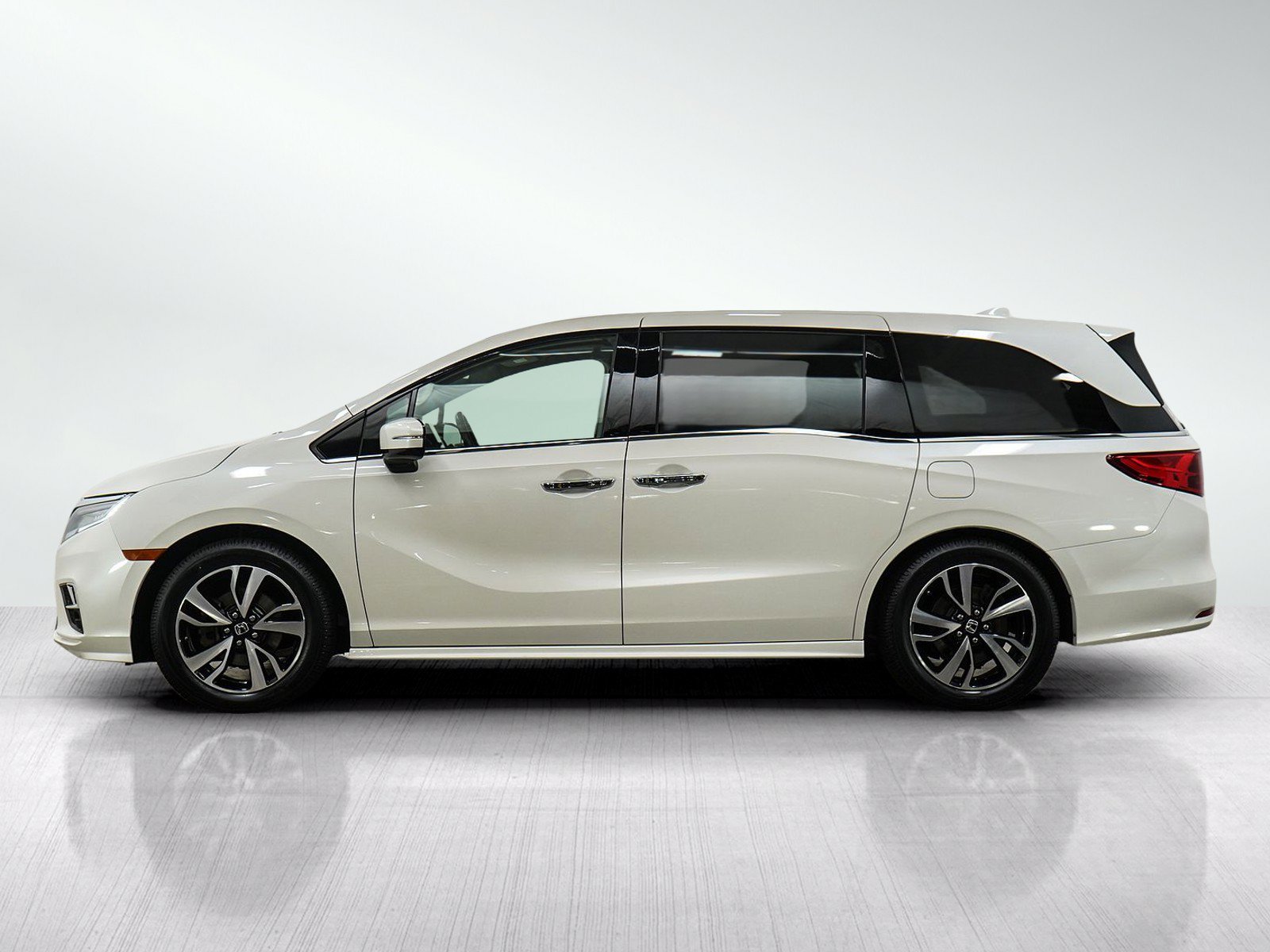 Used 2018 Honda Odyssey Elite image 2