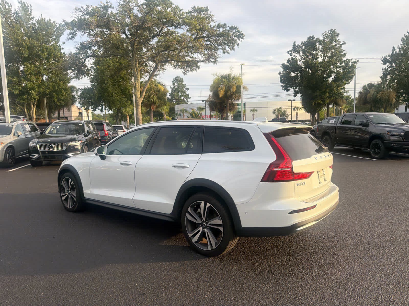 Used 2024 Volvo V60 B5 Cross Country Plus w/ Protection Package Premier AWD/4WD image 17