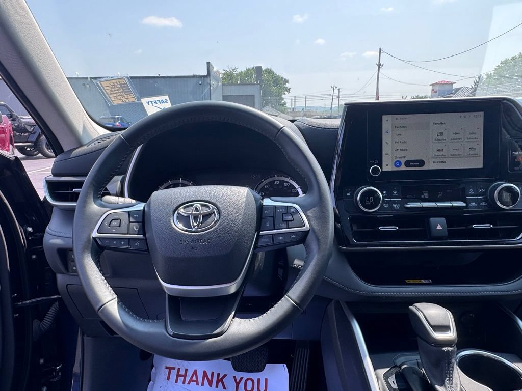 Used 2024 Toyota Highlander XLE AWD/4WD image 25
